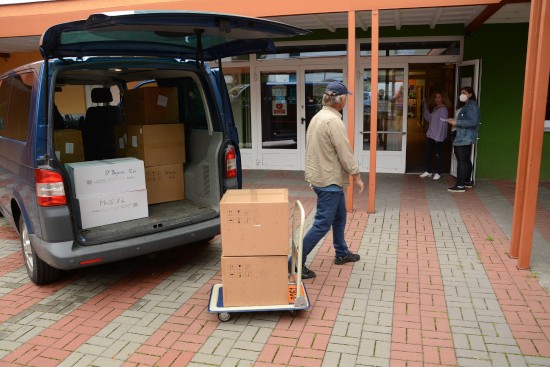 V rámci přípravy screeningového testování na školách rozvezli pracovníci radnice do škol ve městě a do okolních měst a obcí přes jedenáct tisíc antigenních testů.
FOTO: DAVID MACHÁČEK