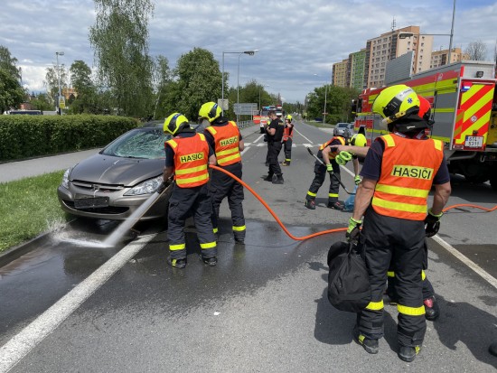 Kopřivničtí dobrovolní hasiči vyjížděli 15. května k dopravní nehodě, při níž došlo ke sražení chodce na přechodu u Komerční banky.
FOTO: JSDH KOPŘIVNICE