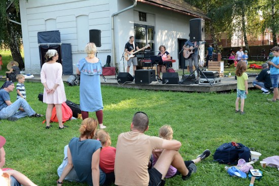 V prostoru okolo Galerie Galaxie se v sobotu 4. září bavili lidé, kteří zároveň svou účastí na benefici podpořili vznik lesní školky Zahrádka.
FOTO: DAVID MACHÁČEK