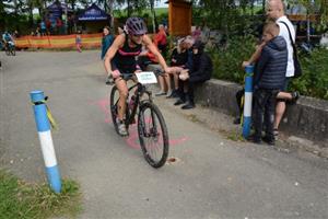 Darina Krausová z AK EZ Kopřivnice se již potřetí v řadě stala v ženách vítězkou Větřkovického triatlonu, svůj loňský čas dokonce výrazně vylepšila.
FOTO: DAVID MACHÁČEK