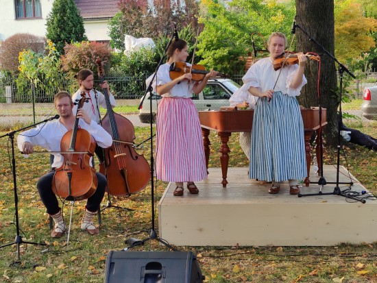 Součástí Rodinného festivalu na zahradě Katolického domu byl minulou neděli i koncert cimbálové muziky Pramínky.
FOTO: DAVID MACHÁČEK