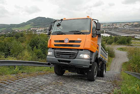 Jeden z prvních vyrobených kusů Tatry Phoenix při prezentaci médiím v září 2011. Od té doby sjelo z výrobní linky víc než 3 600 vozidel této řady.
FOTO: DAVID MACHÁČEK
