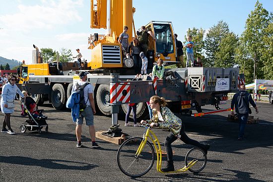 Největší zájem na Dnech techniky budila těžká technika včetně mohutného automobilového jeřábu. Lidé ale zkoušeli i drobnější dopravní prostředky, jako kola a koloběžky.
FOTO: DAVID MACHÁČEK
