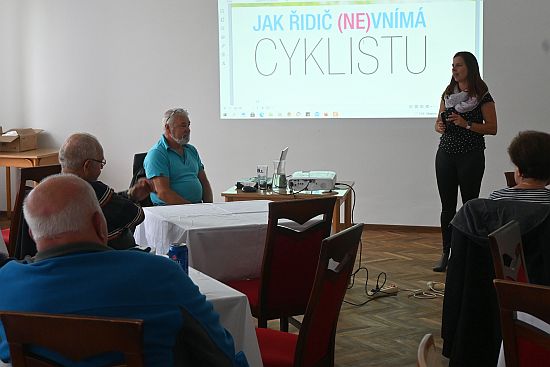 Na přednášku Ladislava Kletenského o změnách v dopravních předpisech přišlo do Kopřivnice a Vlčovic celkem 60 seniorů.
FOTO: DANA HOĎÁKOVÁ
