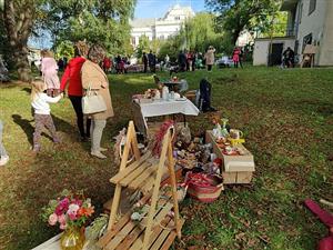 Páté pokračování Zahrady, komunitního jarmarku nabízejícího rukodělné výrobky, ale i třeba dobročinný bazar, se poprvé odehrálo v zahradě Katolického domu.
FOTO: D. MACHÁČEK
