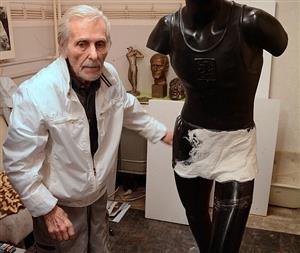 Akademický sochař Jaroslav Brož ve svém chrudimském ateliéru dokončuje poslední detaily sochy Emila Zátopka pro Kopřivnici.
FOTO: DAVID MACHÁČEK
