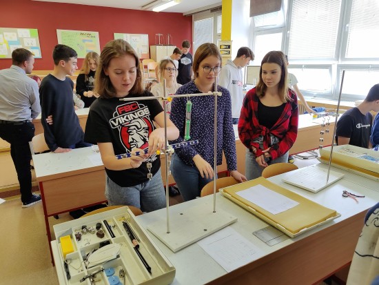 V rámci oslav 30. výročí fungování Základní škola 17. listopadu otevřela veřejnosti mimo jiné své odborné učebny. Fyzikální, chemické a jiné pokusy předváděli její žáci.
FOTO: DAVID MACHÁČEK