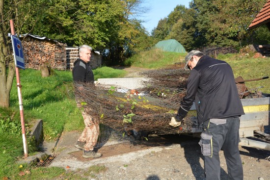 V sobotu 2. října sváželi dobrovolní hasiči ve Vlčovicích železný šrot, barevné kovy a další suroviny, které jim k odvozu připravili jejich spoluobčané.
FOTO: DANA HOĎÁKOVÁ