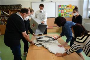 V sobotu krátce po 14. hodině začalo v celé republice sčítání volebních lístků. Výjimkou nebyl ani volební okrsek č. 8 ve škole Emila Zátopka v Kopřivnici.
FOTO: DAVID MACHÁČEK