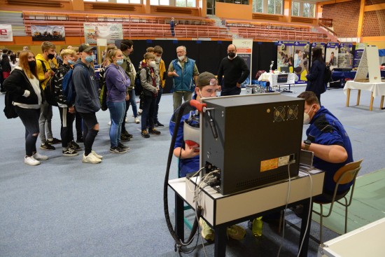 S ochranou úst a negativním testem procházeli expozici Přehlídky technických profesí deváťáci z celého Novojičínska.
FOTO: D. MACHÁČEK