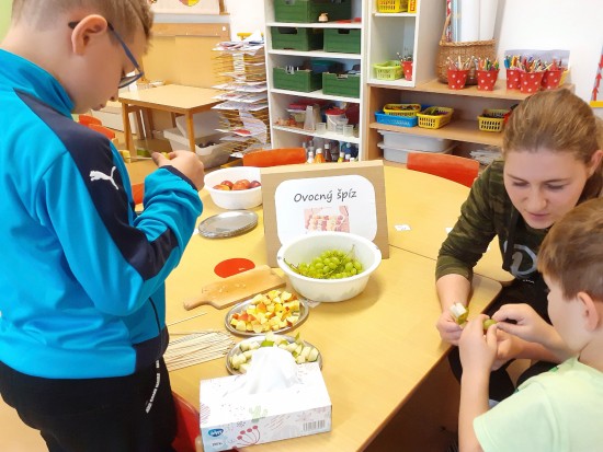 V rámci akce Sejdeme se u stolu, která proběhla v Mateřské škole Krátká ve středu 6. října, děti se svými rodiči ochutnávali či si připravovali zdravá jídla.
FOTO: MŠ KRÁTKÁ