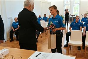 Na půdě Ringhofferovy vily proběhlo minulý týden slavnostní setkání pracovníků městské policie, která funguje už 30 let.
FOTO: D. MACHÁČEK
