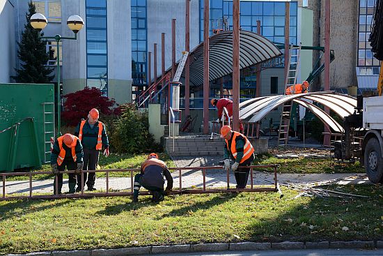 V minulém týdnu začala postupná demontáž přístřešku, pod kterým stávala Slovenská strela. Brněnské architektonické studio zároveň dokončuje projekt budoucí úpravy okolí technického muzea.
FOTO: DAVID MACHÁČEK
