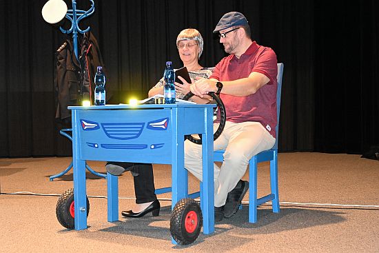 Divadelní přednáška Senior bez nehod zavítala do Kopřivnice již potřetí, ale v upravené verzi. I tentokrát seniory upozorňovala na novinky v zákoně.
FOTO: DANA HOĎÁKOVÁ
