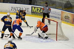 Dominik Suchý (HC ISMM Kopřivnice) čeká s přihrávkou na najíždějícího Matěje Macha. Kopřivnice na domácím ledě rozdrtila Hodonín 7:3.
FOTO: KRISTINA ČABLOVÁ
