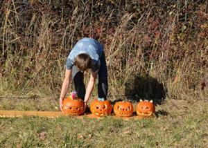 Devět lidí se zapojilo do soutěže vyhlášené spolkem Vlčovjan a na drakiádu 28. října přinesli své nazdobené dýně.
FOTO: DANA HOĎÁKOVÁ