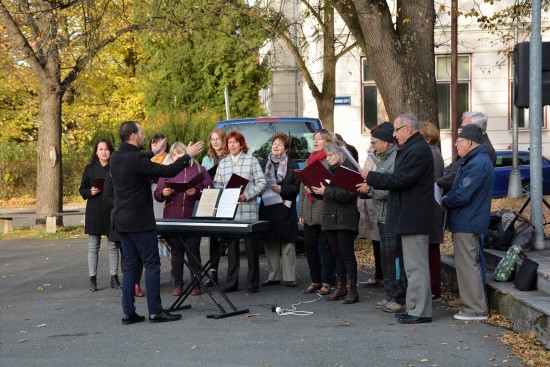 Po pauze vyvolané covidovými opatřeními se opět Pěvecký sbor Kopřivnice postaral o kulturní část vzpomínkové akce k výročí vzniku ČSR.
FOTO: DANA HOĎÁKOVÁ