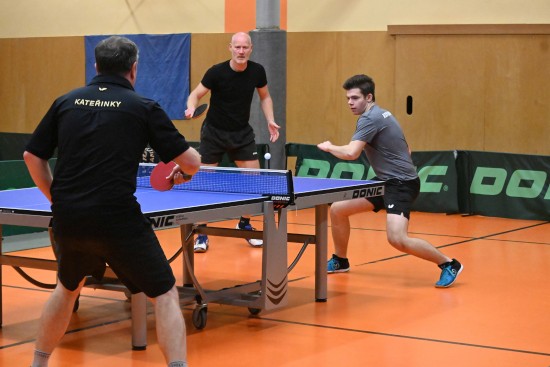 Kopřivničtí stolní tenisté Ondřej Pařil (vpravo) a Dalibor Jiříček čtyřhru proti Kateřinkám nevyhráli, oba ale bodovali ve dvouhrách.
FOTO: KRISTINA ČABLOVÁ