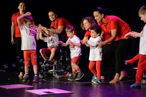 Taneční vystoupení na písničku Když nemůžeš, tak přidej z repertoáru Mirai načalo druhou polovinu letošního, poněkud okleštěného ročníku přehlídky Motýlek v kulturním domě. 
FOTO: DAVID MACHÁČEK