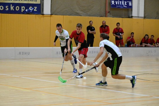 Lukáš Herblich (v tmavém dresu) se v utkání proti Kloboukům trefil dvakrát a byl vyhlášen nejlepším hráčem zápasu na straně Kopřivnice.
FOTO: KRISTINA ČABLOVÁ