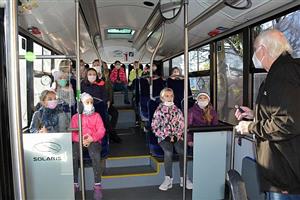 Autobus přijel za školáky do Lubiny. Přímo v jeho interiéru se žáci dozvěděli informace o ekologických přínosech hromadné dopravy. 
FOTO: DANA HOĎÁKOVÁ