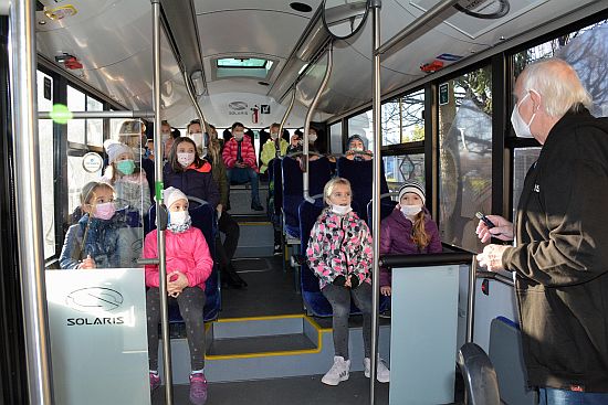 Autobus přijel za školáky do Lubiny. Přímo v jeho interiéru se žáci dozvěděli informace o ekologických přínosech hromadné dopravy. 
FOTO: DANA HOĎÁKOVÁ