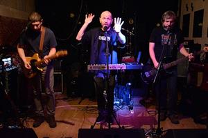 Na 14. ročníku Memoriálu Radka Rusnáka vystoupila kromě pořádající kapely ZAhRADKAři a skupiny Mletý standard i rožnovská kapela Chorobopop (na snímku). 
FOTO: D. MACHÁČEK
