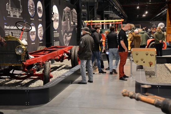 První den zkušebního provozu nového Muzea nákladních automobilů Tatra navštívilo expozici zhruba jedenáct set návštěvníků. Vzhledem k omezené kapacitě se stává, že lidé musejí na vstup do interiéru muzea čekat.
FOTO: DAVID MACHÁČEK