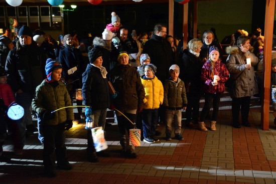 Den boje za svobodu a demokracii letos Kopřivničané znovu mohli oslavit lampionovým průvodem. Ten začínal u budovy ZŠ M. Horákové a končil na náměstí TGM.
FOTO: DAVID MACHÁČEK