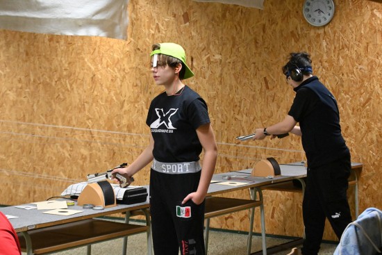 Střelkyně SSK Kopřivnice Veronika Kolibová se koncentruje na svůj výkon v prvním kole Zimní oblastní ligy, v níž nakonec svou kategorii vyhrála.
FOTO: KRISTINA ČABLOVÁ