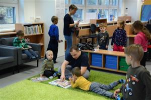 Děti z MŠ Polárka si užívají setkání se Čtyřlístkem na půdě kopřivnické městské knihovny.
FOTO: DAVID MACHÁČEK