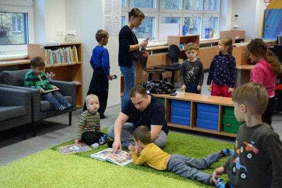 Děti z MŠ Polárka si užívají setkání se Čtyřlístkem na půdě kopřivnické městské knihovny.
FOTO: DAVID MACHÁČEK