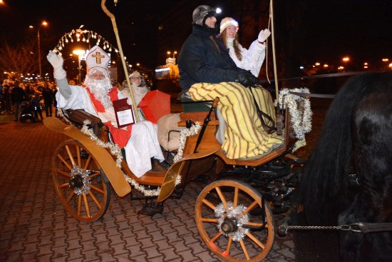Většina na víkend naplánovaných akcí byla v Kopřivnici zrušena, ale Mikulášskou jízdu městem si v neděli v podvečer nenechaly ujít stovky obyvatel města.
FOTO: DAVID MACHÁČEK