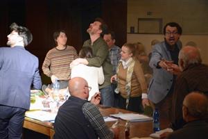 Přímo na ploše velkého sálu kulturního domu zasedalo Společenstvo vlastníků v podání členů souboru pražského Divadla Vosto5.
FOTO: DAVID MACHÁČEK