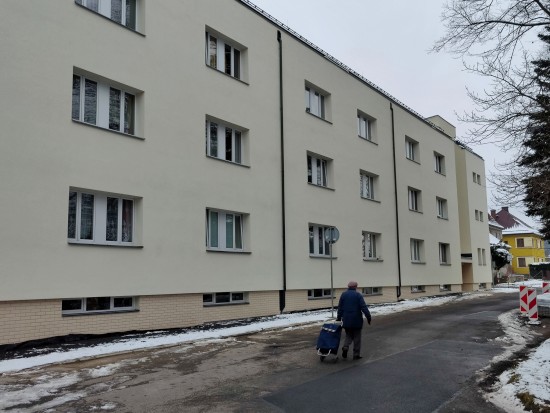 Zrekonstruovaný dům s byty zvláštního určení na Masarykově náměstí číslo 650. Opravy objektu byly dokončeny v původně plánovaném termínu. Další drobnější investice, jako například chodník u domu, budou následovat.
FOTO: DAVID MACHÁČEK