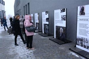 Výstava věnovaná listopadu 1989 v Kopřivnici bude v prostoru před vstupem do nového Muzea nákladních automobilů Tatra k vidění až do konce ledna.
FOTO: DAVID MACHÁČEK
