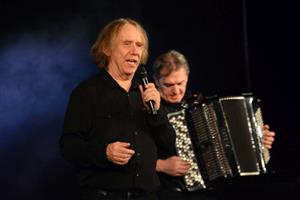 Jaromír Nohavica se svými spoluhráči bavil vyprodaný velký sál kulturního domu.
FOTO: DAVID MACHÁČEK