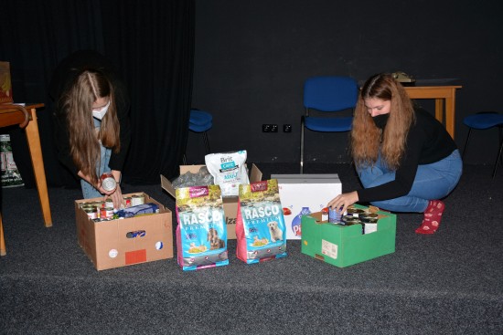 Lidé přinášeli do domu dětí a mládeže krmivo a pamlsky pro psy i kočky, které jsou v útulcích. Sbírku vyhlásilo dětské zastupitelstvo poprvé.
FOTO: DANA HOĎÁKOVÁ