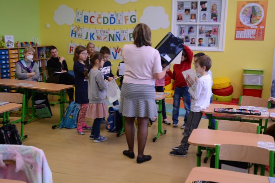 Vyučující z mateřských škol měli možnost v hodinách sledovat moderní výukové metody uplatňované ve třídách s rozšířenou výukou jazyků, matematiky a logiky.
FOTO: DAVID MACHÁČEK