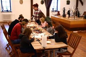 O vánoční workshop v malování technikou enkaustiky byl minulou sobotu dopoledne v Muzeu na Fojtství velký zájem. Lidé se na něm střídali od 10 do 16 hodin.
FOTO: DAVID MACHÁČEK
