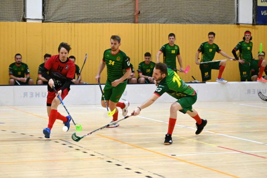 Kopřivnický florbalista Daniel Opatřil se snažil proháčkovat obranou Horní Suché, se zakončením měl ale on i celý tým problém.
FOTO: KRISTINA ČABLOVÁ