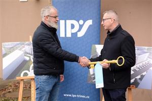 Náměstek hejtmana Jiří Navrátil předává symbolický klíč od stavby kopřivnického domova seniorů řediteli zhotovitelské firmy IPS Třinec Danielu Pieszkovi.
FOTO: DAVID MACHÁČEK