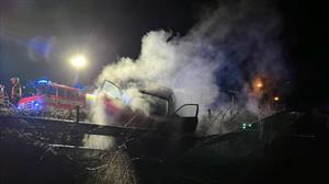 K události nahlášené jako požár motorového vozidla byly vyslány dvě hasičské jednotky. Na místě se ukázalo, že nejde o oheň, ale že vozidlo prorazilo horkovod zásobující město teplem.
FOTO: JSDH KOPŘIVNICE