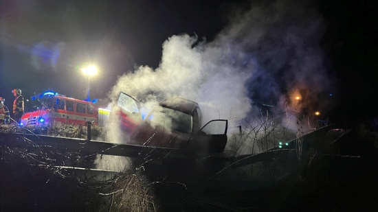 K události nahlášené jako požár motorového vozidla byly vyslány dvě hasičské jednotky. Na místě se ukázalo, že nejde o oheň, ale že vozidlo prorazilo horkovod zásobující město teplem.
FOTO: JSDH KOPŘIVNICE