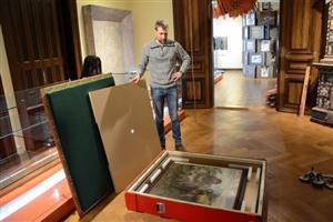 Začala příprava nové expozice manželů Zátopkových v Šustalově vile. Exponáty původních stálých výstav se stěhují do depozitářů. Ve speciálních bednách vyrobených na zakázku skončily i originální Burianovy olejomalby.
FOTO: DAVID MACHÁČEK