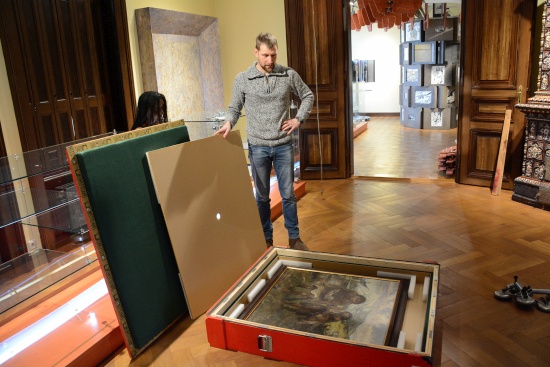Začala příprava nové expozice manželů Zátopkových v Šustalově vile. Exponáty původních stálých výstav se stěhují do depozitářů. Ve speciálních bednách vyrobených na zakázku skončily i originální Burianovy olejomalby.
FOTO: DAVID MACHÁČEK
