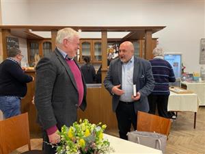 Publicista Pavel Kosatík s vítězem benefiční dražby knihy Emil Běžec, která proběhla v rámci Malého festivalu Pohody. Výtěžek šel na sbírku na kopřivnickou Zátopkovu sochu.
FOTO: ZDENĚK SAZOVSKÝ