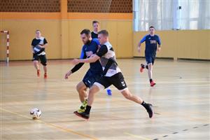 Souboj dvou kopřivnických celků v Okresním přeboru vyzněl jednoznačně pro tým Vegas (ve světlejším dresu), který porazil Lavinu 7:1.
FOTO: KRISTINA ČABLOVÁ