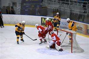 Kopřivničtí hokejisté v domácím zápase dobývají opavskou bránu, dvakrát uspěli, na vítězství to však nestačilo, protože soupeř skóroval pětkrát.
FOTO: KRISTINA ČABLOVÁ