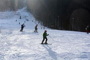 Po dvou letech, kdy lyžařský areál ležel ladem, je na svahu Červeného kamene znovu živo.
FOTO: KATEŘINA HOLUBOVÁ
